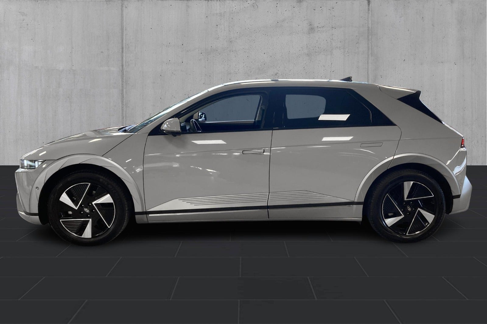 Grå Hyundai Ioniq 5 fra 2025