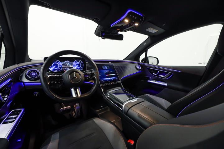 Grøn Mercedes EQE350 SUV fra 2024