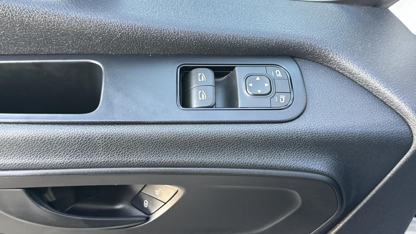 Hvid Mercedes Sprinter 317 fra 2023
