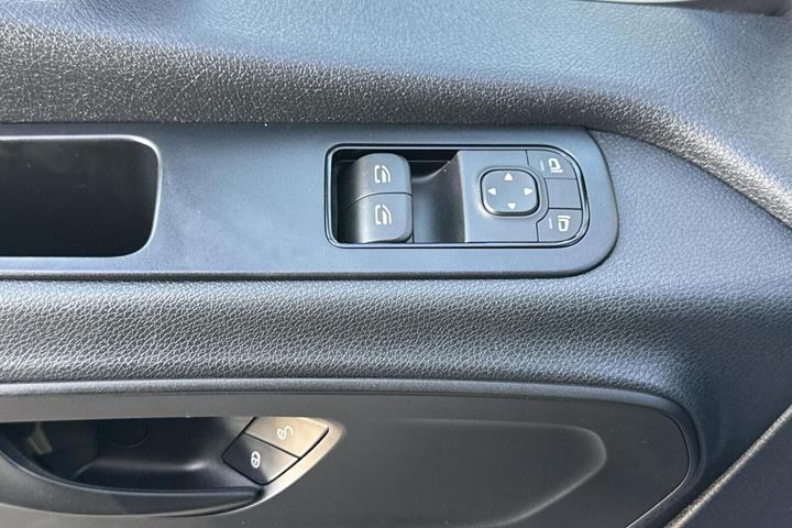Hvid Mercedes Sprinter 317 fra 2023
