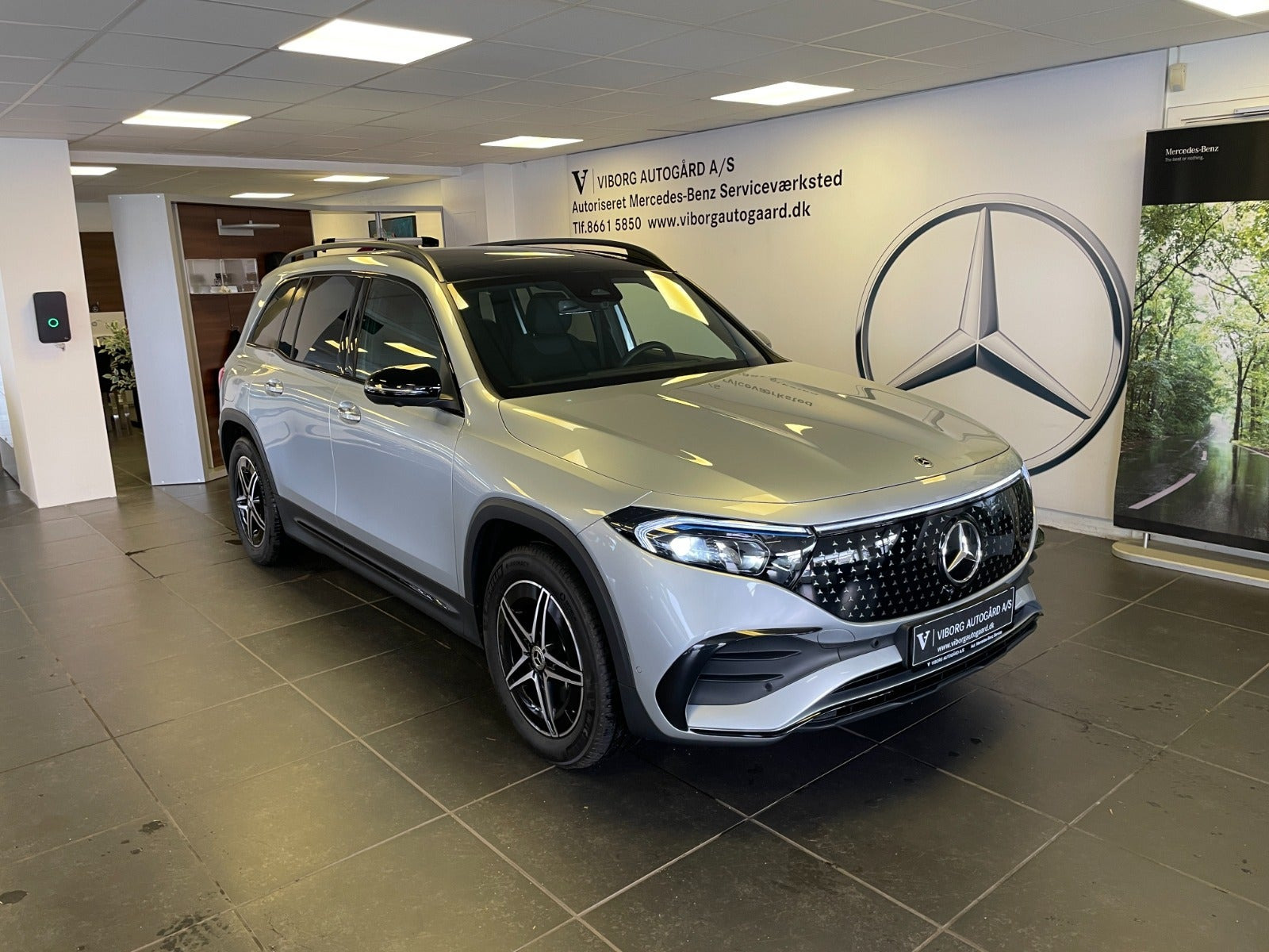 Sølv Mercedes EQB250+ fra 2025