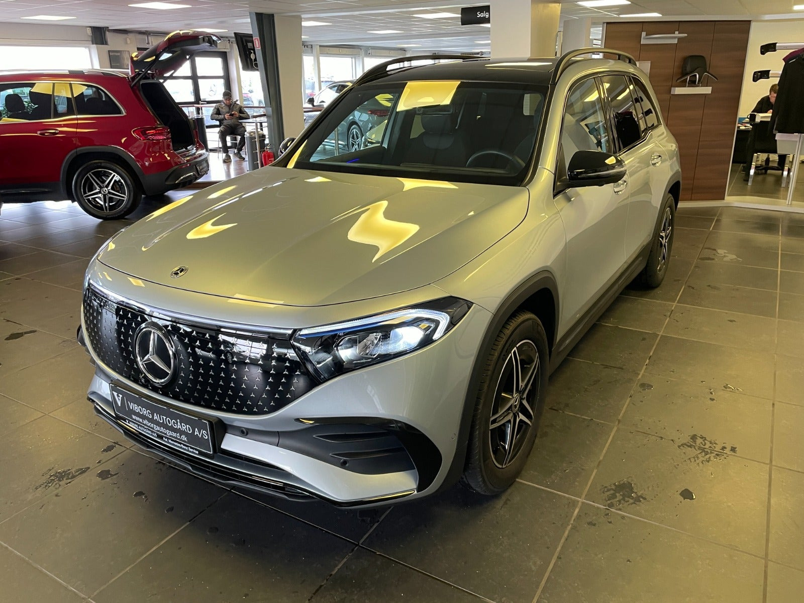 Sølv Mercedes EQB250+ fra 2025