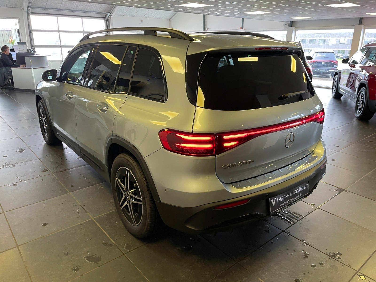 Sølv Mercedes EQB250+ fra 2025