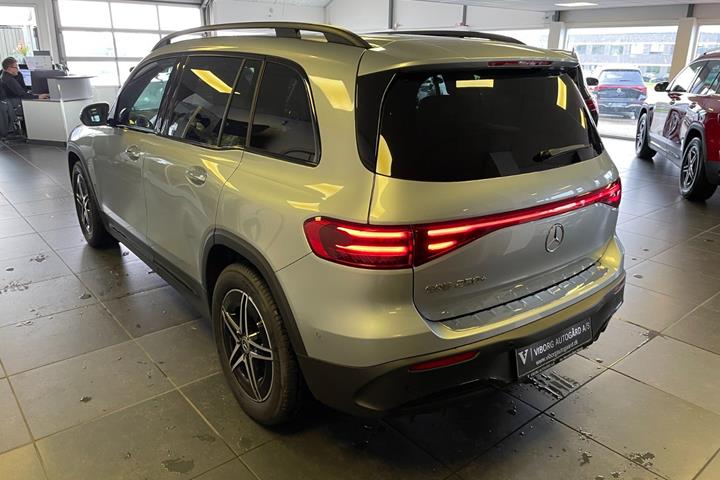Sølv Mercedes EQB250+ fra 2025