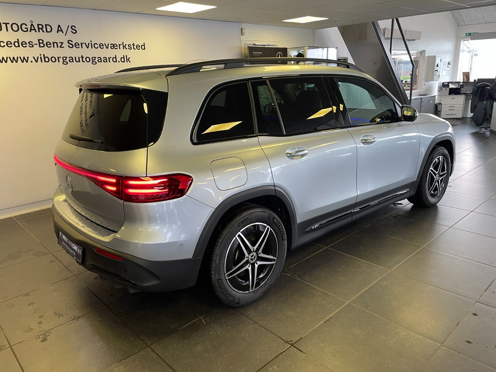 Sølv Mercedes EQB250+ fra 2025