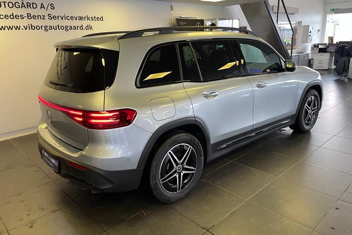 Sølv Mercedes EQB250+ fra 2025