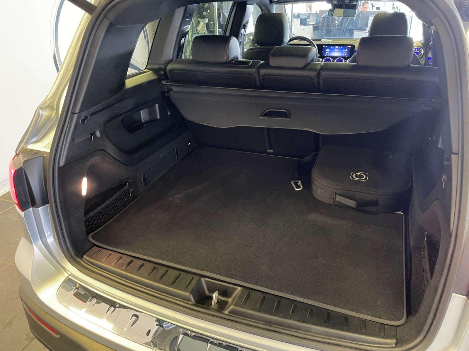 Sølv Mercedes EQB250+ fra 2025