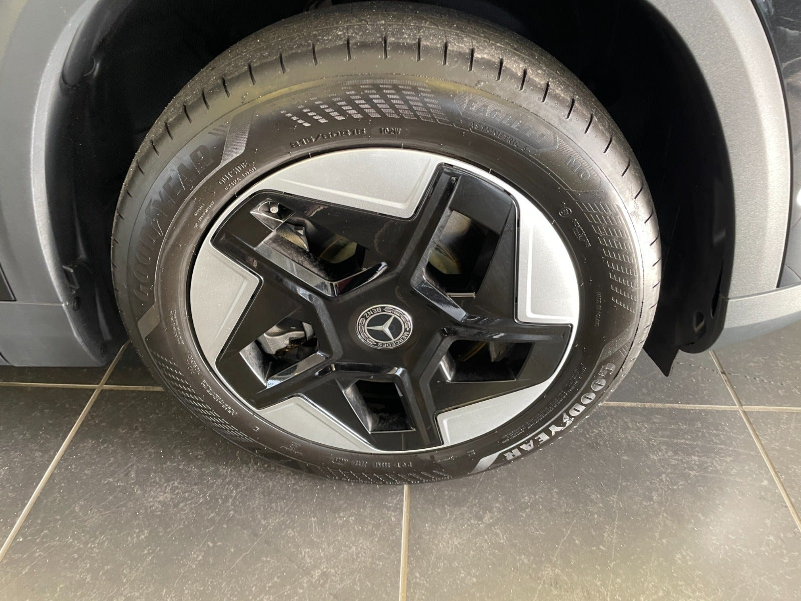 Sort Mercedes GLB250+ fra 2026