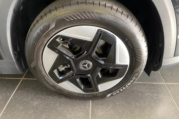 Sort Mercedes GLB250+ fra 2026
