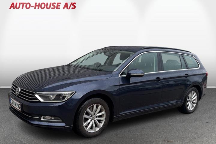 Blå VW Passat fra 2017