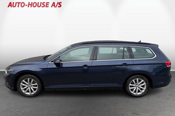 Blå VW Passat fra 2017