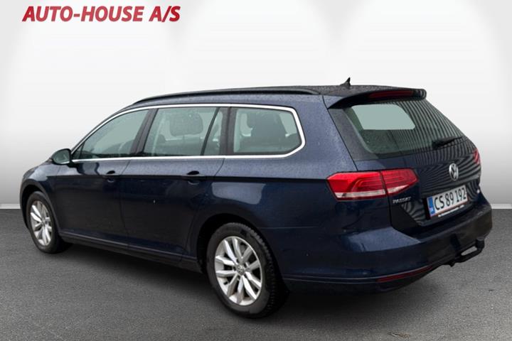 Blå VW Passat fra 2017