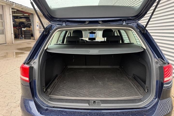 Blå VW Passat fra 2017