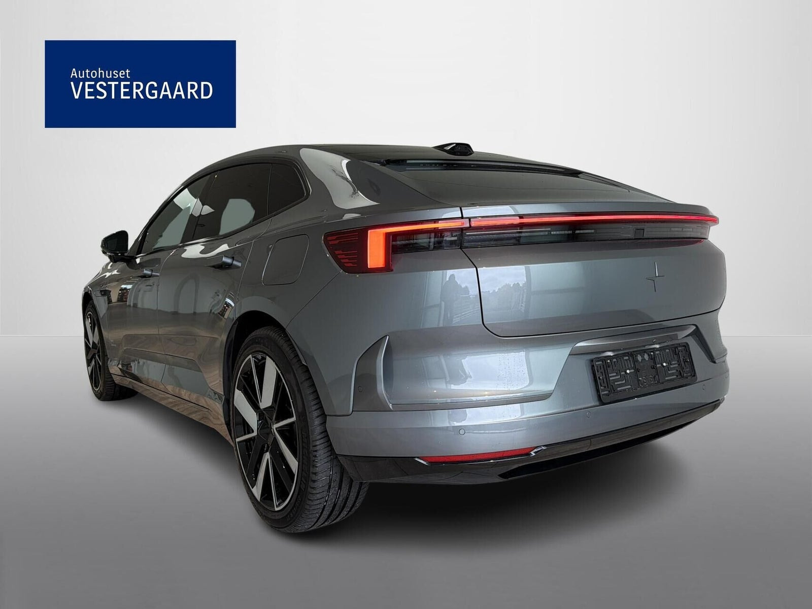 Grå Polestar 4 fra 2025