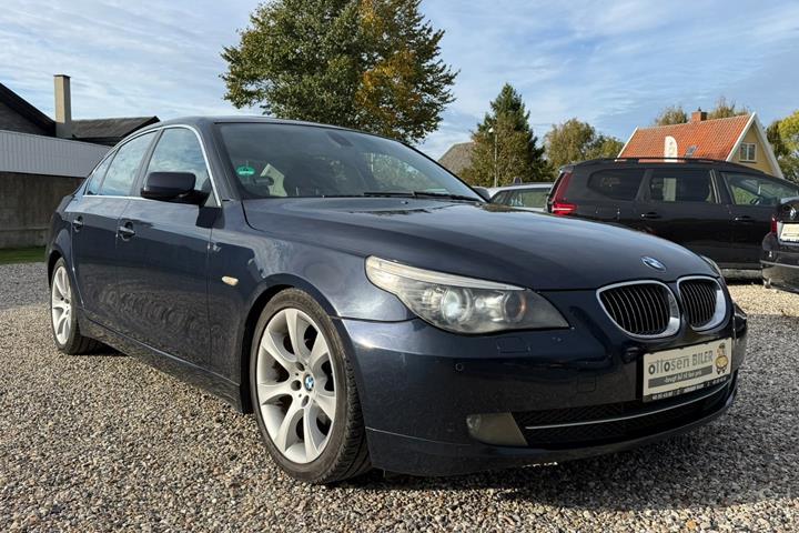 Blå BMW 523i fra 2007