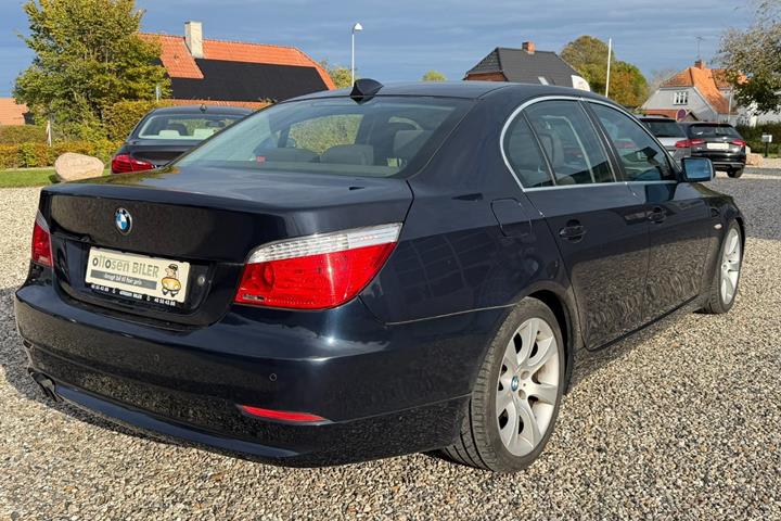 Blå BMW 523i fra 2007
