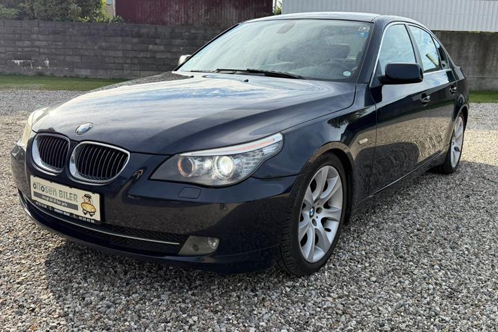 Blå BMW 523i fra 2007