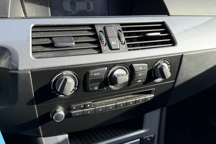 Blå BMW 523i fra 2007