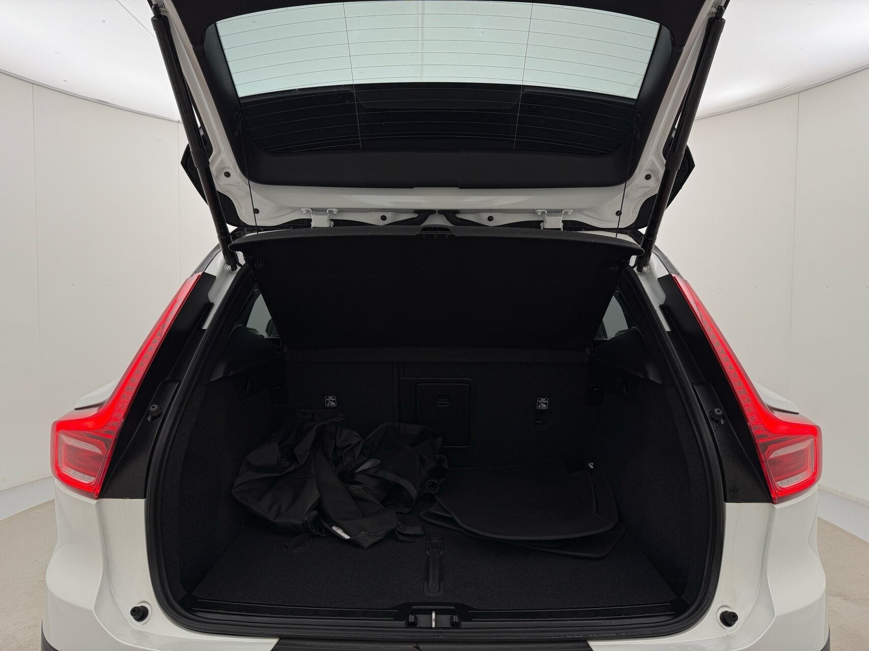Hvid Volvo XC40 fra 2023