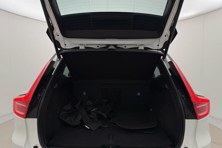 Hvid Volvo XC40 fra 2023