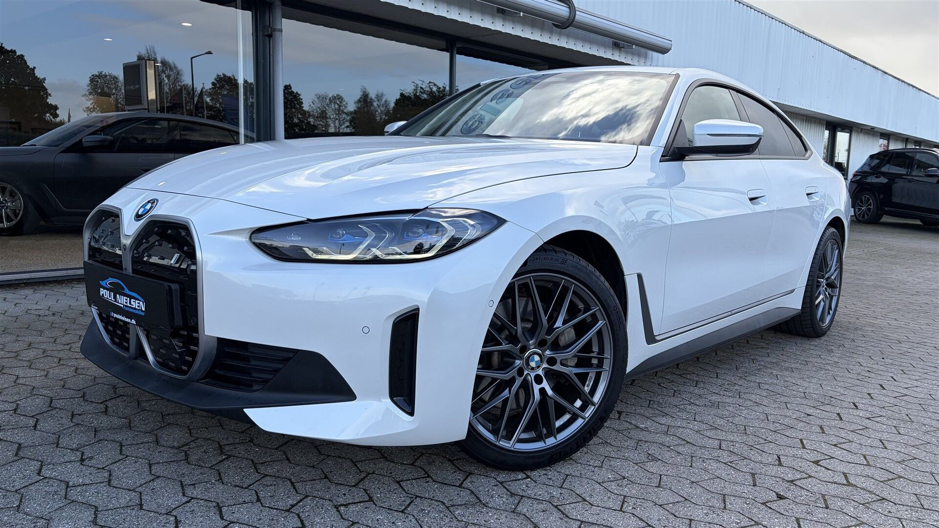 Hvid BMW i4 fra 2023