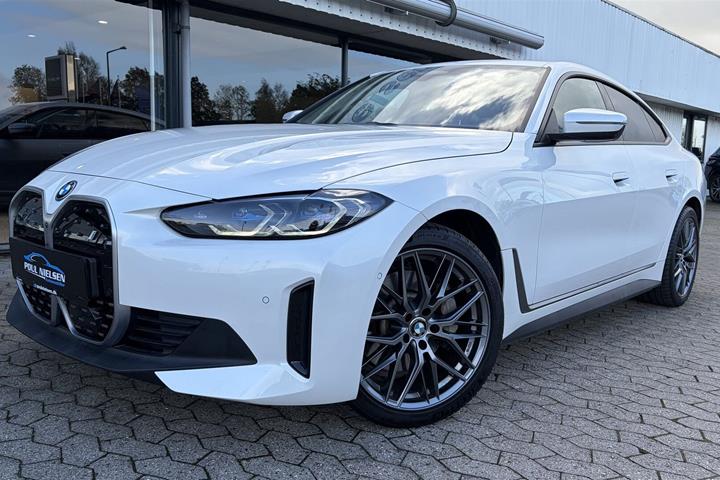 Hvid BMW i4 fra 2023