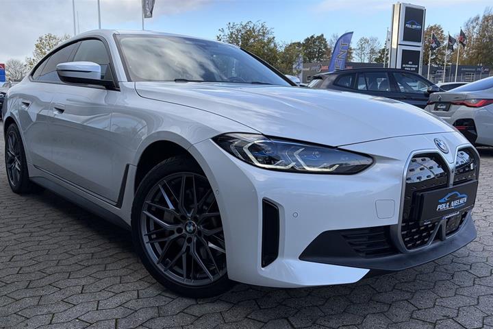 Hvid BMW i4 fra 2023