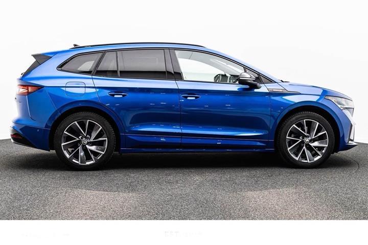 Blå Skoda Enyaq fra 2024