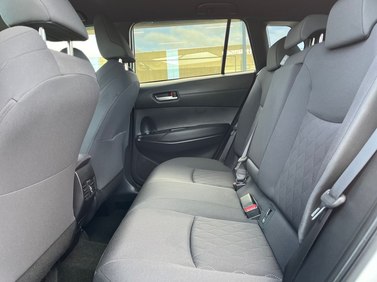 Hvid Toyota Corolla Cross fra 2024