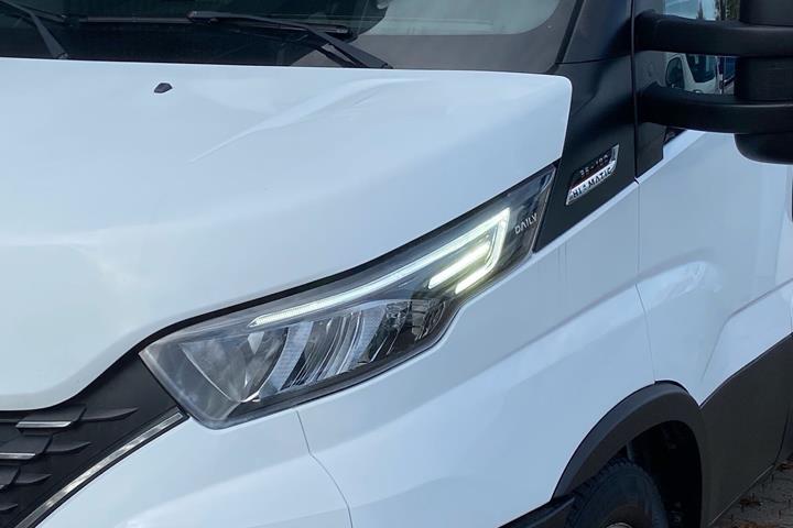 Hvid Iveco Daily fra 2020