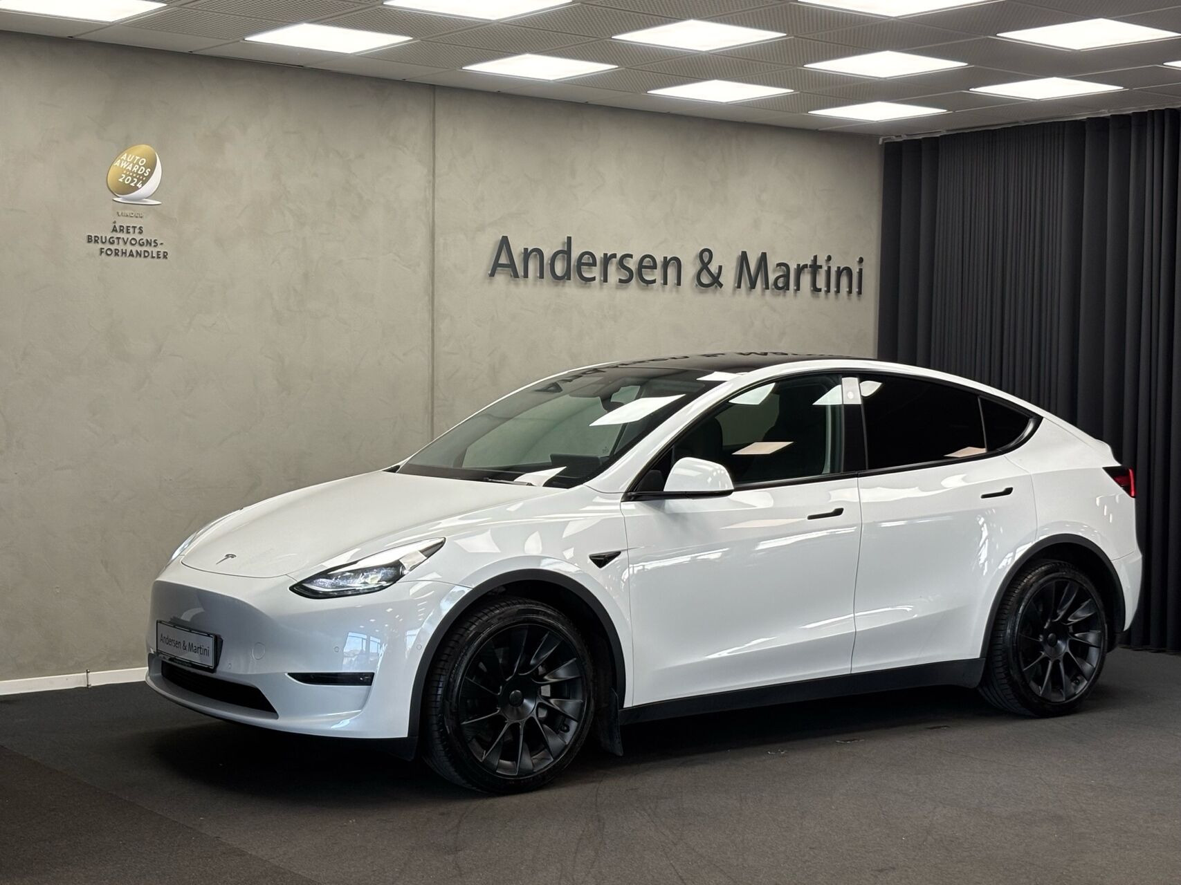Hvid Tesla Model Y fra 2022