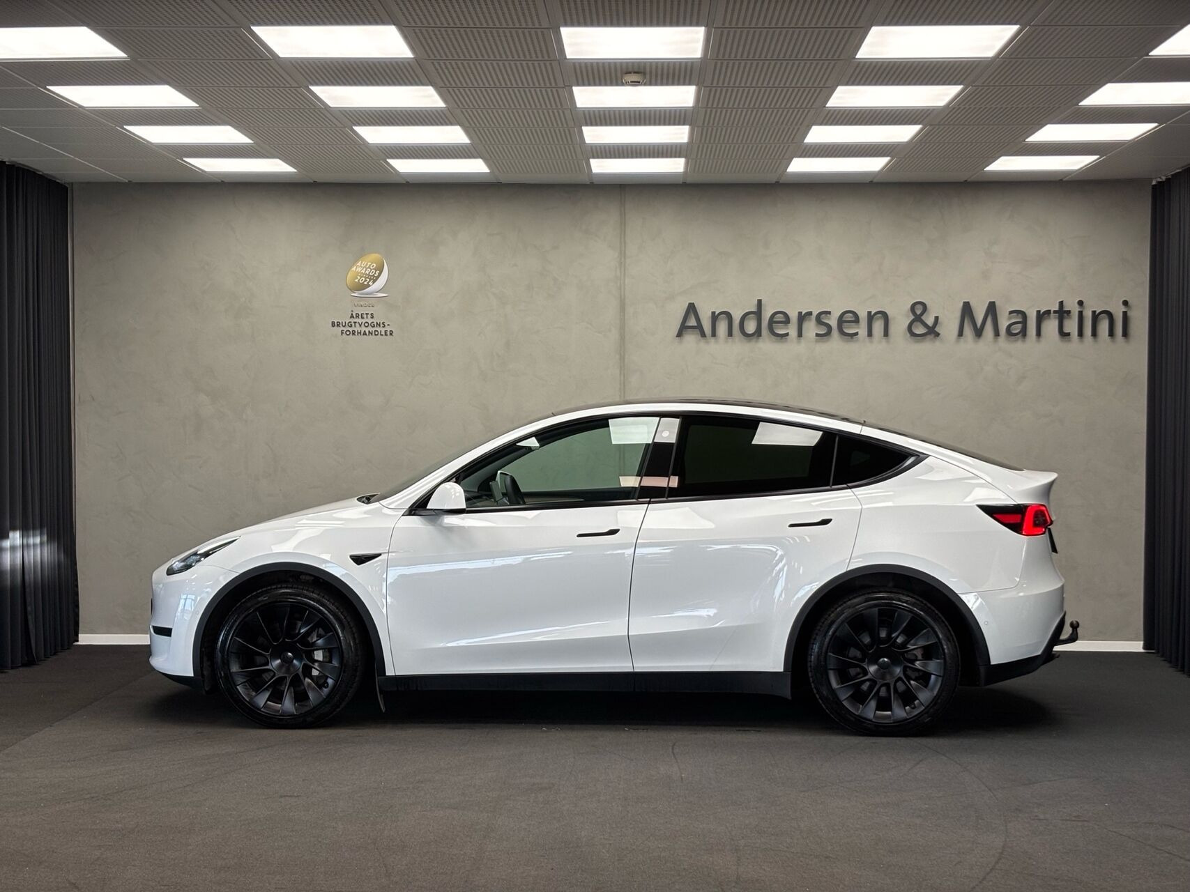 Hvid Tesla Model Y fra 2022