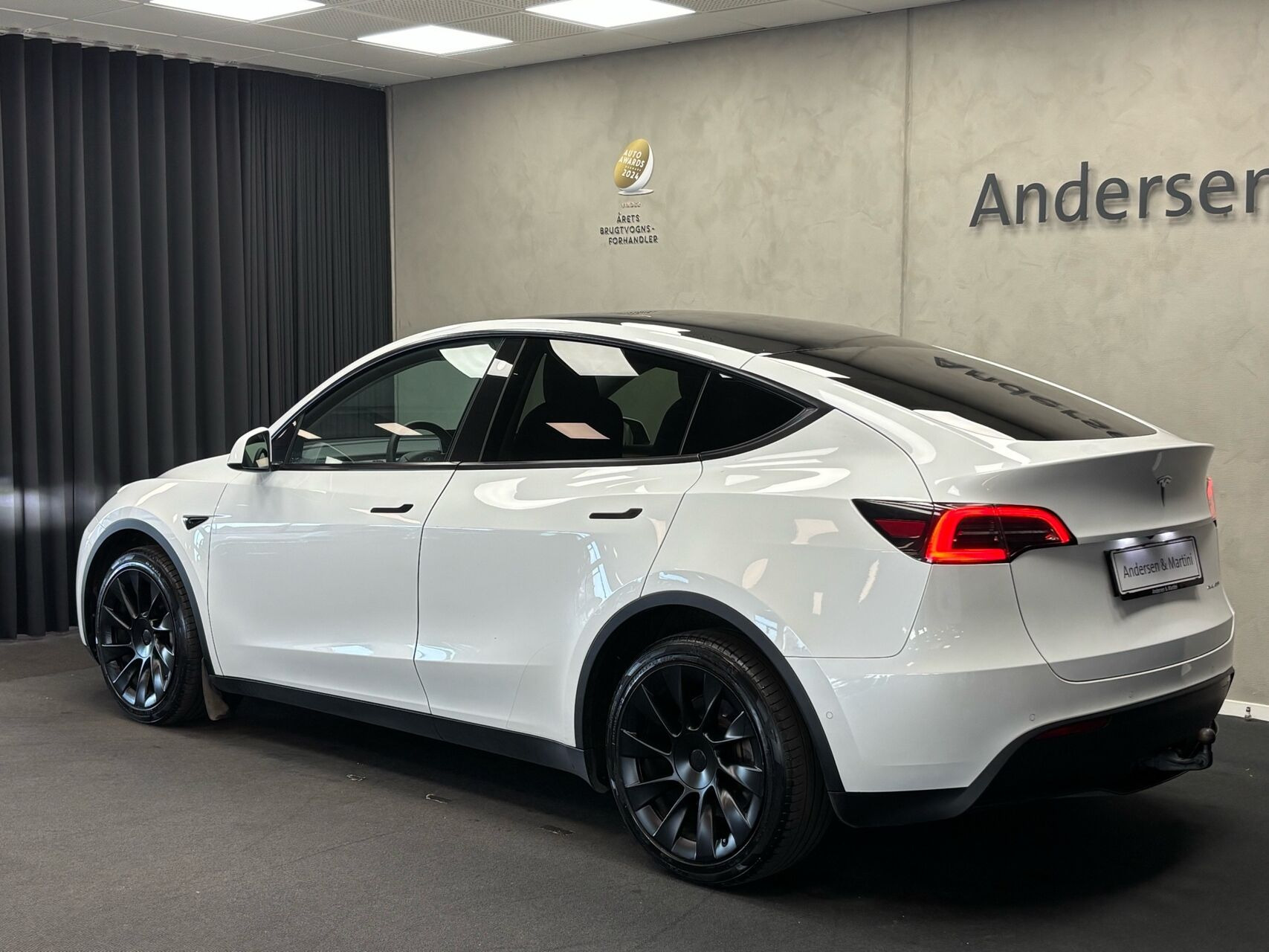 Hvid Tesla Model Y fra 2022