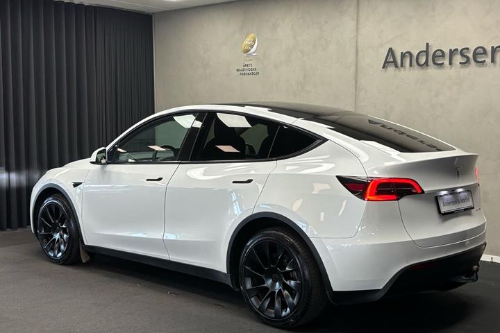 Hvid Tesla Model Y fra 2022