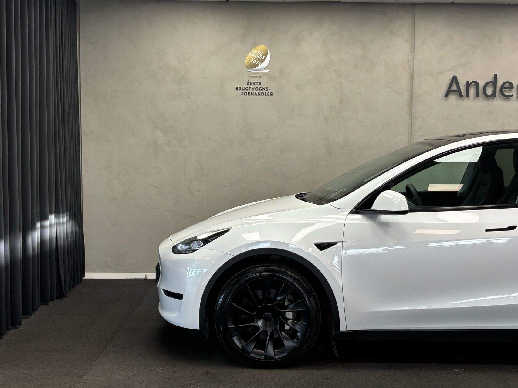 Hvid Tesla Model Y fra 2022