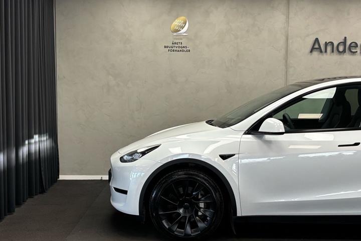 Hvid Tesla Model Y fra 2022