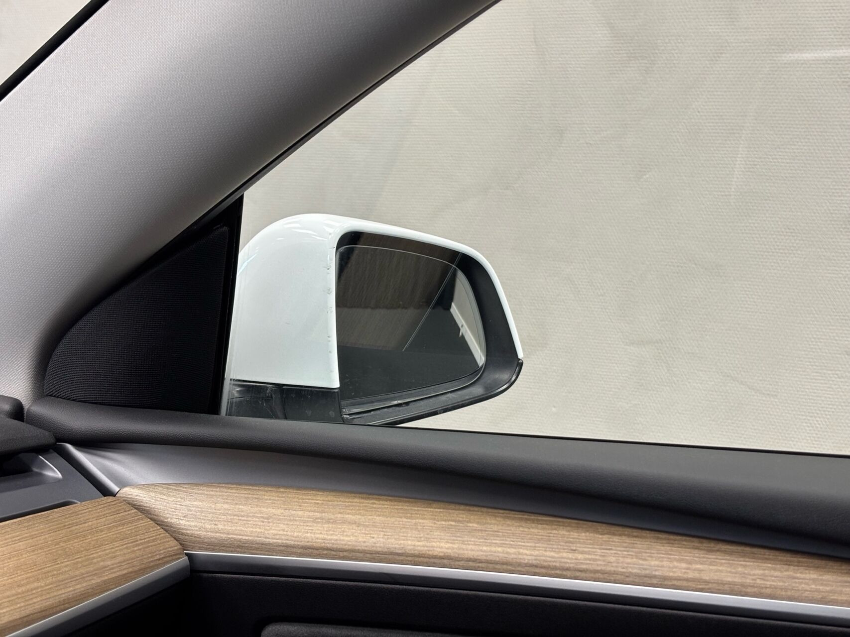 Hvid Tesla Model Y fra 2022