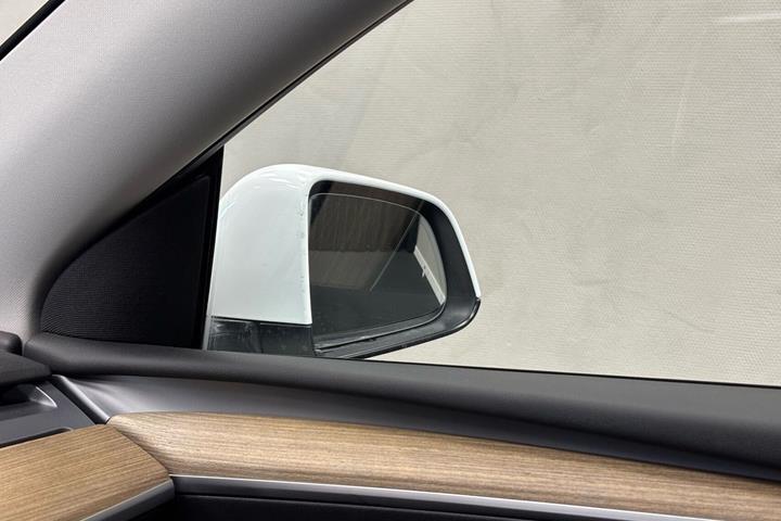 Hvid Tesla Model Y fra 2022