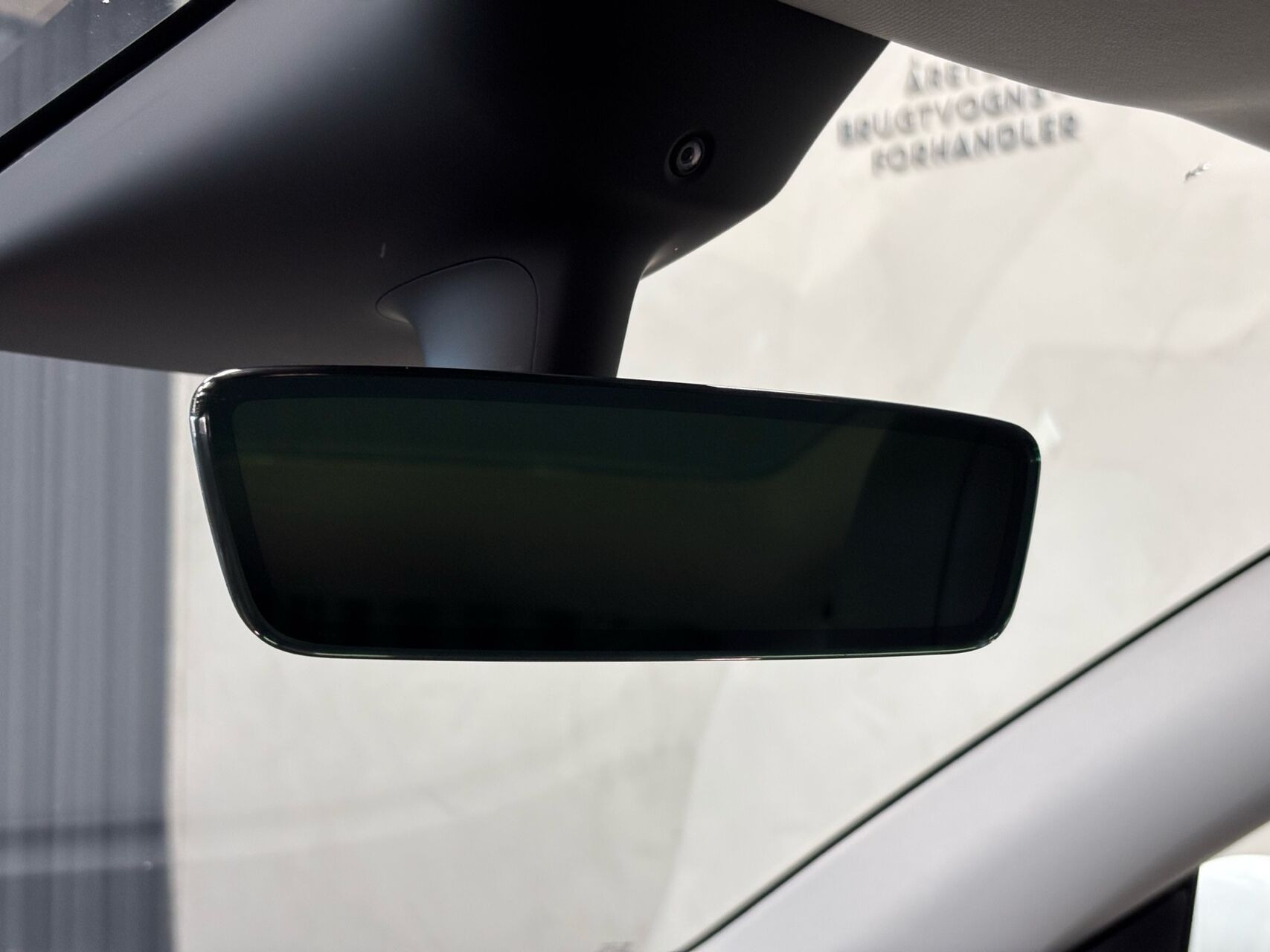 Hvid Tesla Model Y fra 2022