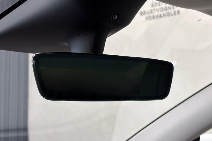 Hvid Tesla Model Y fra 2022