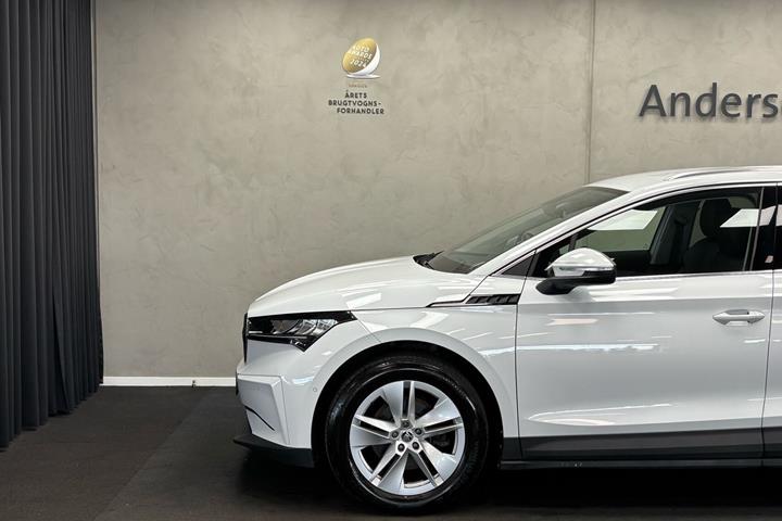 Hvid Skoda Enyaq fra 2022