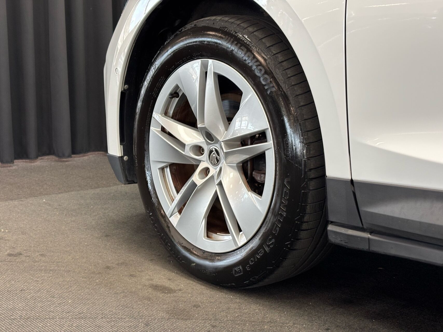 Hvid Skoda Enyaq fra 2022