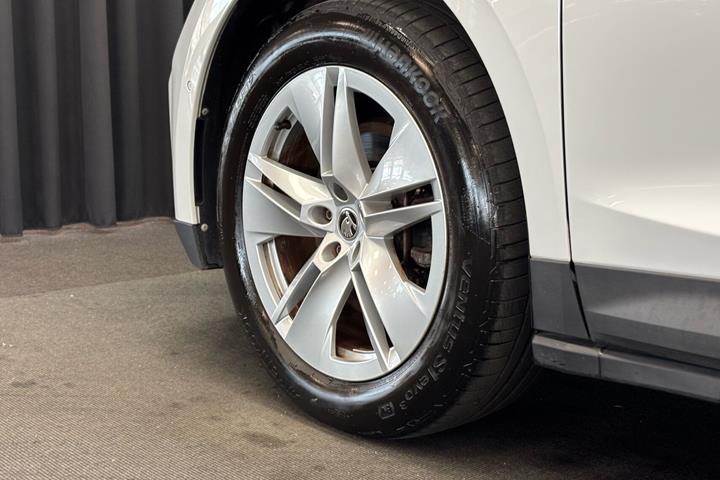 Hvid Skoda Enyaq fra 2022