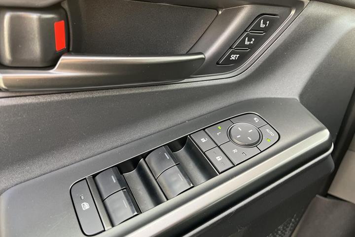 Hvid Toyota BZ4X fra 2026