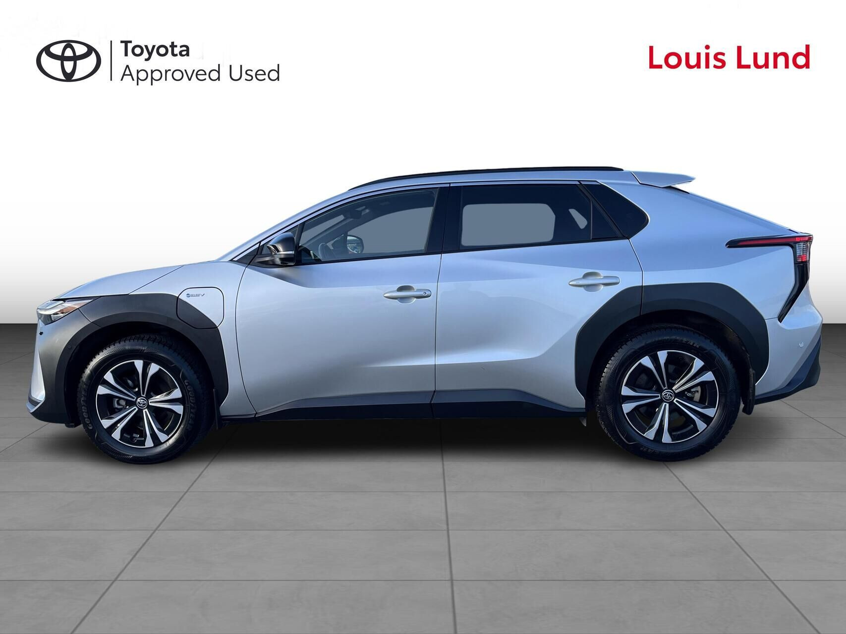 Sølv Toyota BZ4X fra 2025