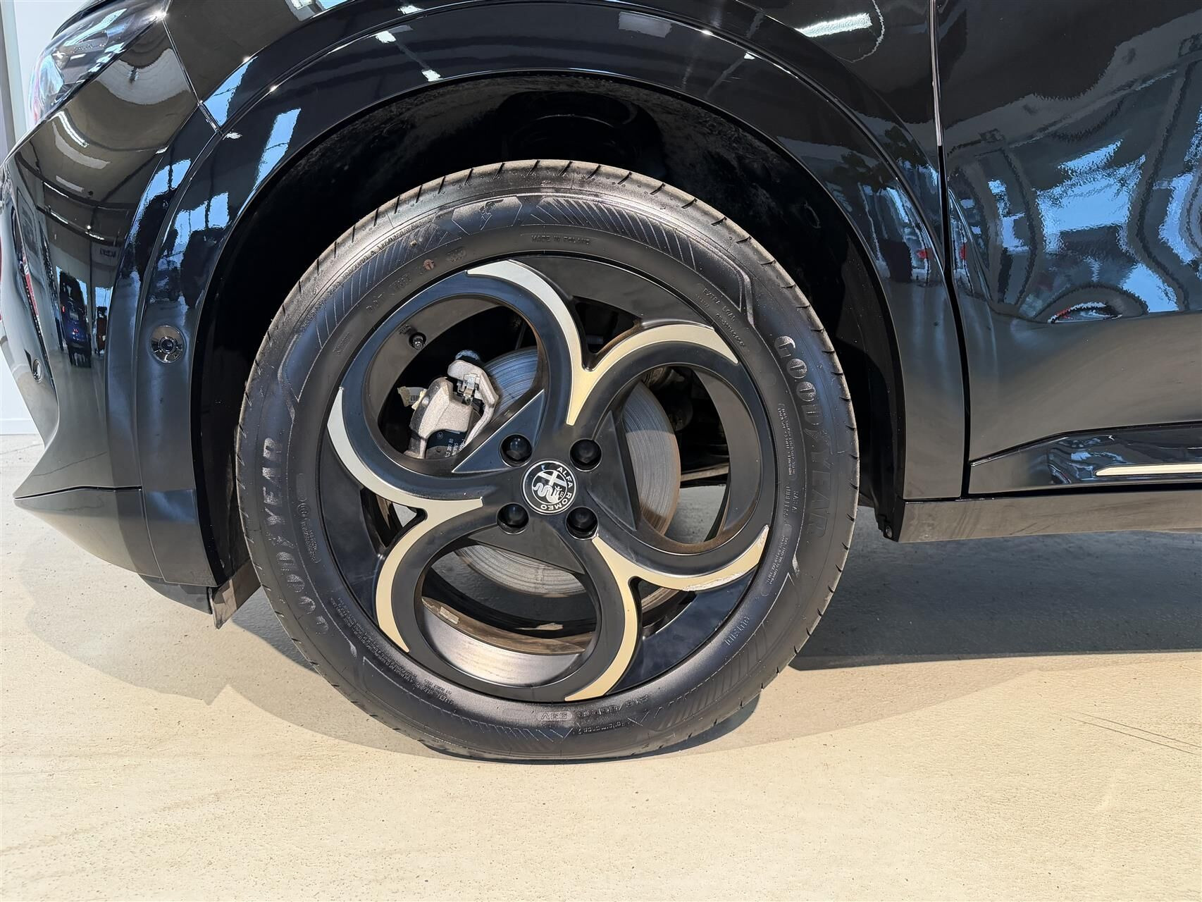 Sort Alfa Romeo Junior fra 2025