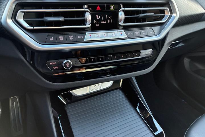Hvid BMW iX3 fra 2022