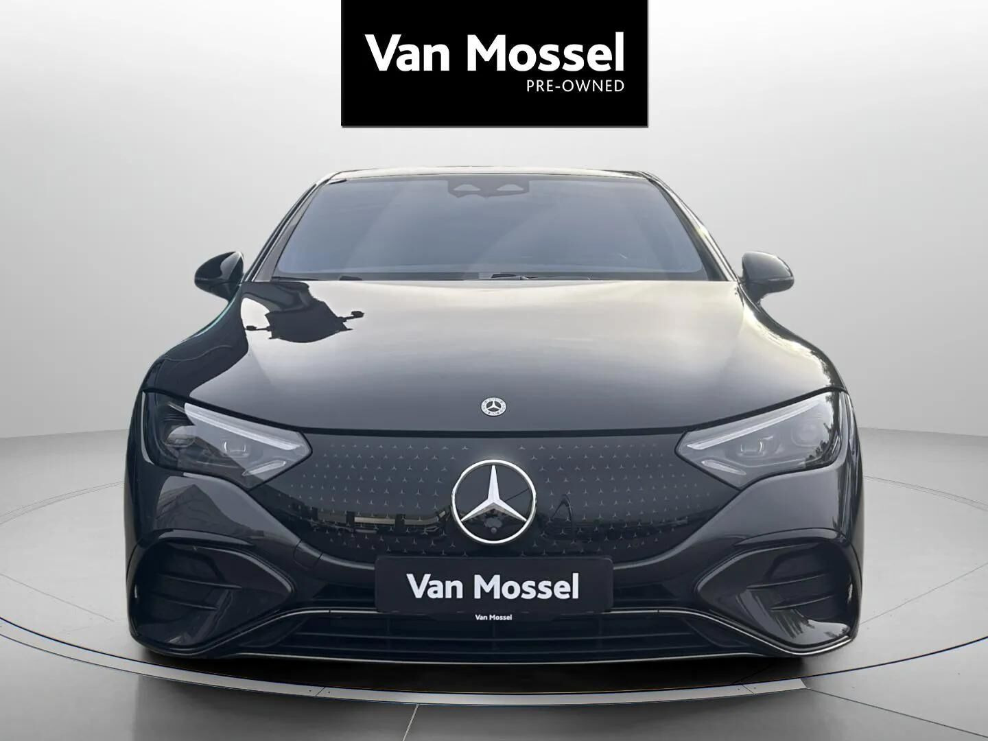 Grå Mercedes EQE350 fra 2024