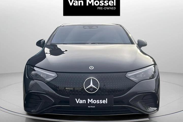 Grå Mercedes EQE350 fra 2024