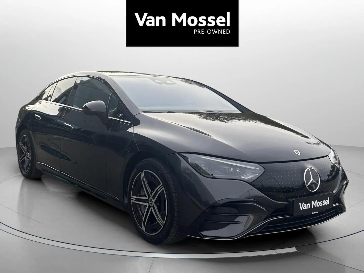 Grå Mercedes EQE350 fra 2024